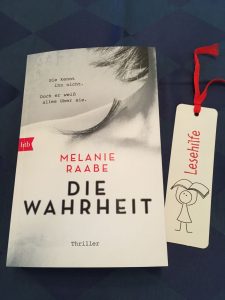 Buchcover Die Wahrheit von Melanie Raabe mit Lesezeichen