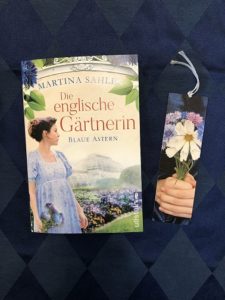 Buchcover Die englische Gärtnerin - Blaue Astern von Martina Sahler